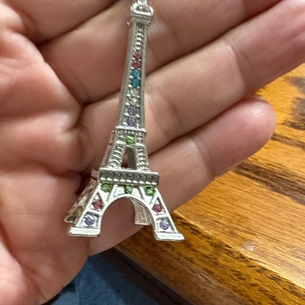 NWT PARIS EIFFEL TOWER KEY CHAIN WITH LADY BUG CHARMS. LOOK AT PICS OF TOWER
